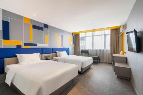 Postel nebo postele na pokoji v ubytování 7 Days Inn Xiangtan Erqiao Fenghuang East Road 1st County High School