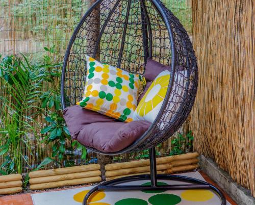 una sedia a dondolo con cuscini su un patio di Sciacchetrà Apartment with AC & Patio a Monterosso al Mare