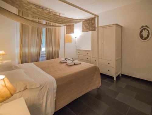 una camera da letto con un letto con asciugamani sopra di Sciacchetrà Apartment with AC & Patio a Monterosso al Mare
