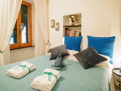 un letto con asciugamani e un animale di peluche di Rissu Comfortable Village Life Studio a Vernazza