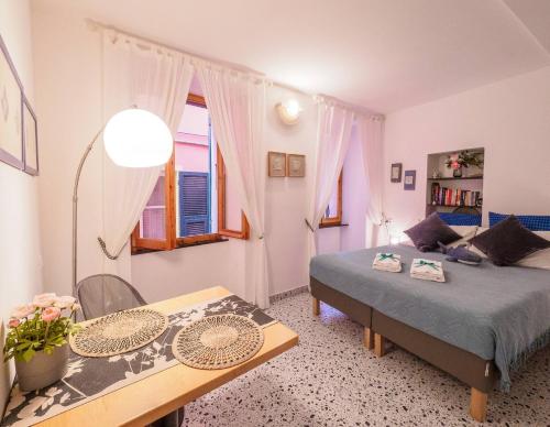 una piccola camera da letto con un letto e un tavolo di Rissu Comfortable Village Life Studio a Vernazza