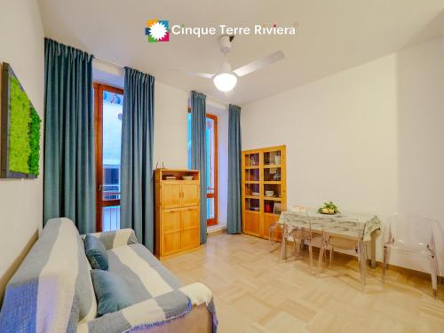 a living room with a couch and a table at Casa Pina Family Apartment in Vernazza