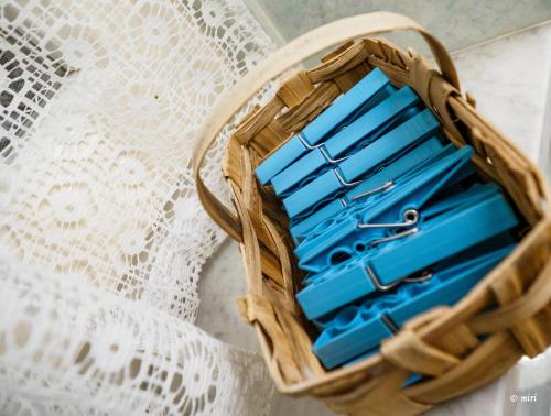 een rieten mand met blauwe handvatten op een wit net bij Carmelina Tiny Village Room in Vernazza