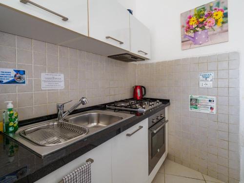 Køkken eller tekøkken på Unda de Ma Apartment with AC & Sea View Balcony