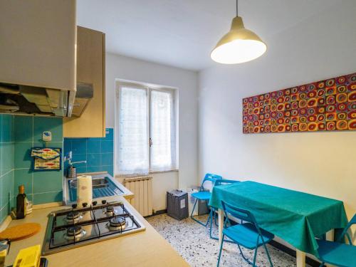 een keuken met een fornuis en een tafel met stoelen bij La Casa di Frida Family Apartment in Vernazza
