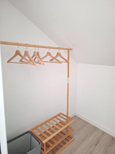 een houten rek met hangers in een kamer bij AquaLodge Harmonia in Aix-les-Bains