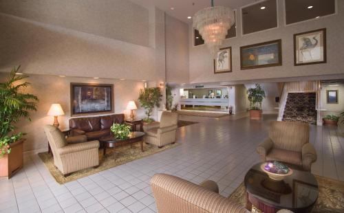 a large living room with couches and chairs at Luxe Studios Nashville Opryland in Nashville