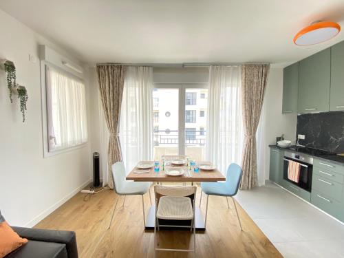 Køkken eller tekøkken på Le Charme des Docks by So Homy - 1 Bed Room - 4 PAX