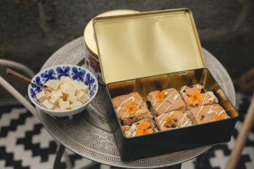 ein goldener Behälter mit Speisen und eine Schüssel mit Käse in der Unterkunft Lapland Nature and Health in Junosuando