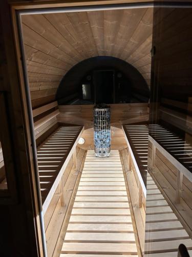 een uitzicht op een sauna met 2 bedden bij Traumnest Eifel mit Sauna & Whirlpool in Monschau