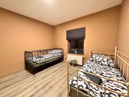 Giường trong phòng chung tại Hiddenhausen Premium Apartment mit Terrasse