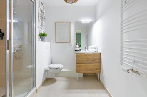 Et badeværelse på Refuge Naturel au Cœur des Docks by So Homy - 1 Bed Room 4 PAX