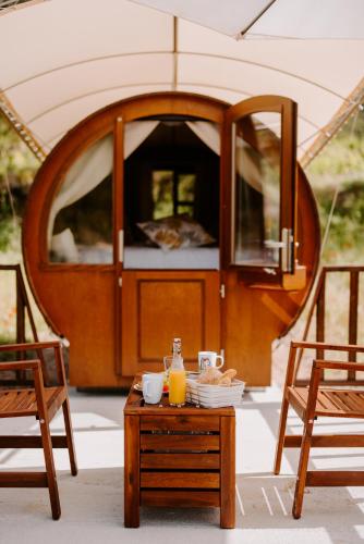 un tavolo con una bevanda e un bicchiere di succo d'arancia di Los barriles, FincaSeguroBodega 