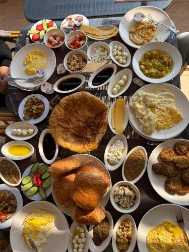 un tavolo apparecchiato con tanti tipi diversi di cibo di GEM Pyramids & Grand Museum View a Il Cairo