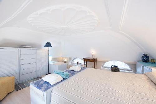 Postel nebo postele na pokoji v ubytování Perla nel blu, villa affacciata sul mare