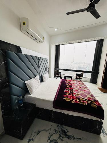 Ένα ή περισσότερα κρεβάτια σε δωμάτιο στο Hotel Amaresh