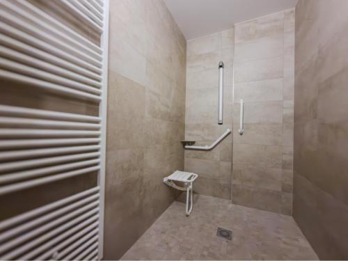 Et badeværelse på Auberge de Jeunesse Les Francas du Pas-de-Calais - ARRAS