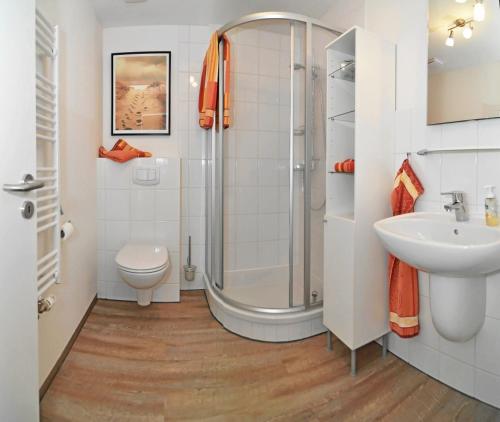 un bagno con doccia, WC e lavandino di EulenNest a Rüde