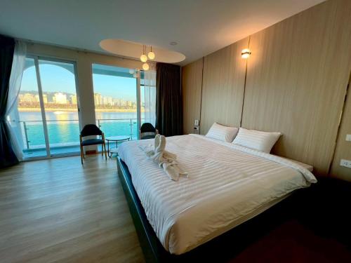 Postel nebo postele na pokoji v ubytování โรงแรมดีวิวเชียงแสน - Dview goldentriangle hotel