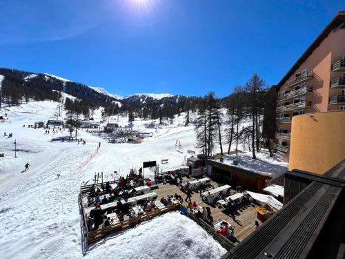 een skilodge met een skipiste in de sneeuw bij Hôtel Club Le 1850 Risoul in Risoul