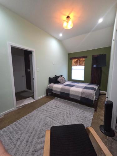 una camera da letto con due letti e un tappeto di Le Chambre du Bamboo ad Arlington