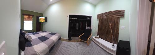 una camera da letto con un letto e una sedia di Le Chambre du Bamboo ad Arlington