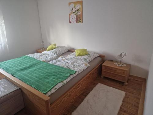 Giường trong phòng chung tại Dietlinds Apartment