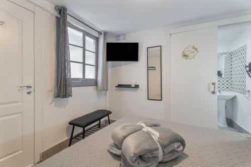 una camera da letto con un letto con un cuscino sopra di Gar House a Caleta de Interián