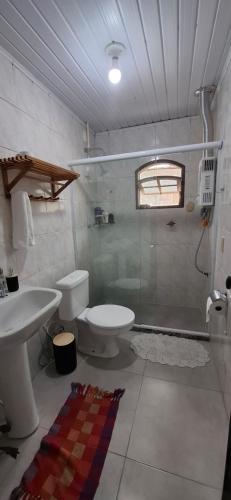 un bagno con doccia, WC e lavandino di Casa Flor 2- Centro vista p o Rio a Nova Friburgo