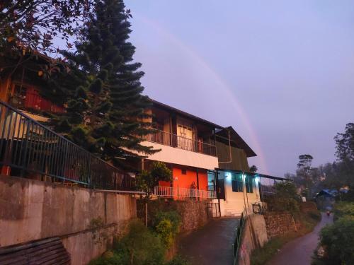 ein Haus mit Lichtern an der Seite in der Unterkunft Soul Stay in Munnar