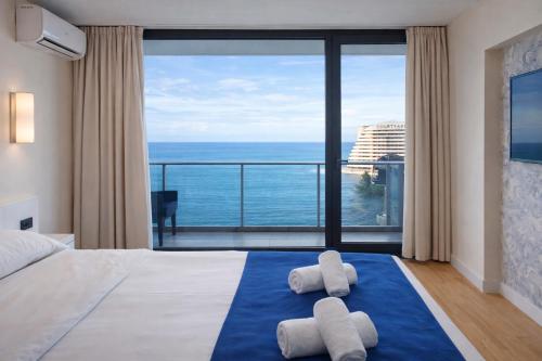 Postel nebo postele na pokoji v ubytování ORBI CITY HOTEL Panorama Suite with Front Sea View Balcony
