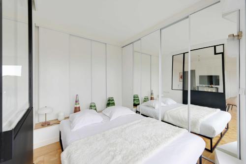 A C 2P apartment with terrace and view of Paris