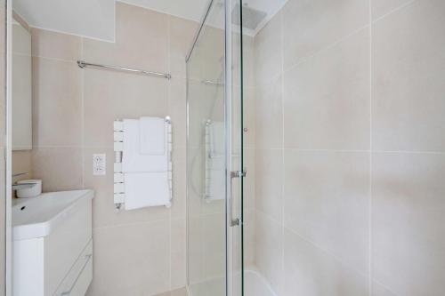A C 2P apartment with terrace and view of Paris