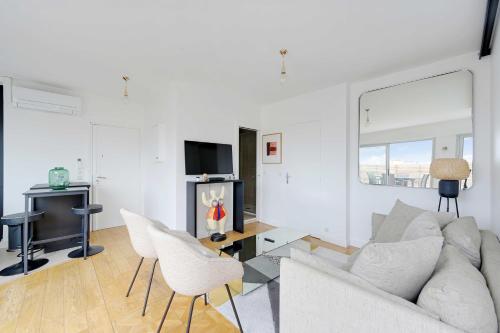 A C 2P apartment with terrace and view of Paris