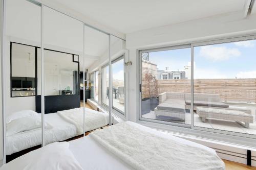A C 2P apartment with terrace and view of Paris