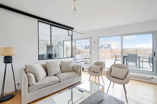 A C 2P apartment with terrace and view of Paris