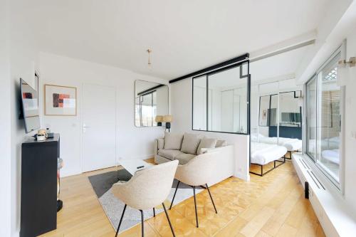 A C 2P apartment with terrace and view of Paris