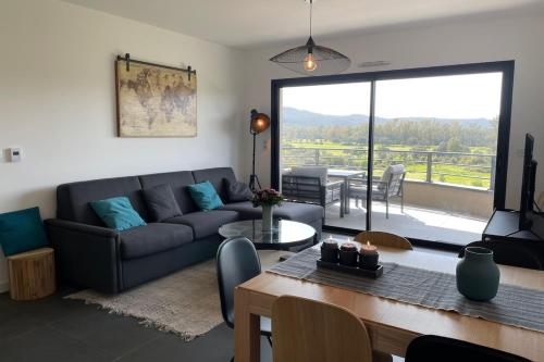 Two-bedroom flat with terrace near the harbour and town centre
