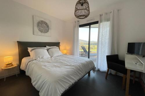 Two-bedroom flat with terrace near the harbour and town centre
