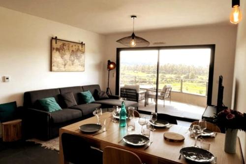 Two-bedroom flat with terrace near the harbour and town centre