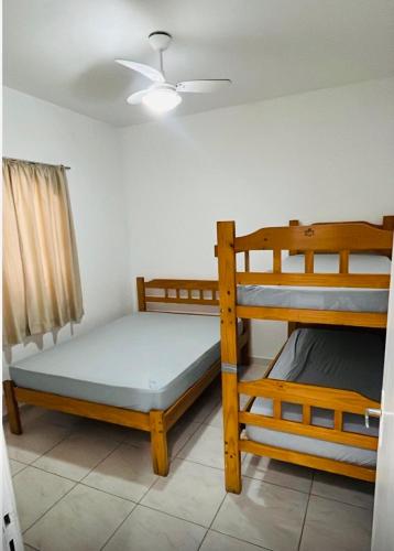 two bunk beds in a room with a ceiling at Chalés Boraceia Duda in Boracéia