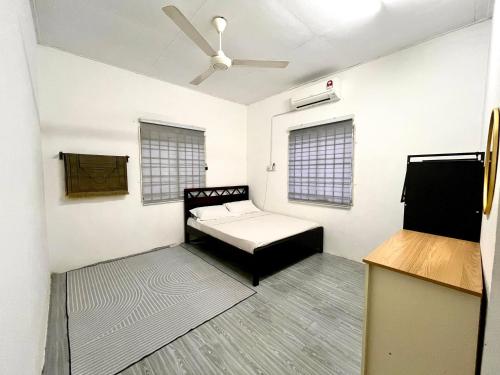 Postel nebo postele na pokoji v ubytování Home Stay Tok Ayah