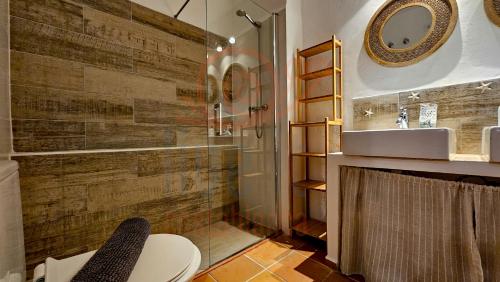 une salle de bains avec toilettes, douche et lavabo dans l'établissement Bungalow Almendros by Live It, à Moraira