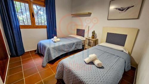 une chambre avec deux lits et une fenêtre dans l'établissement Bungalow Almendros by Live It, à Moraira