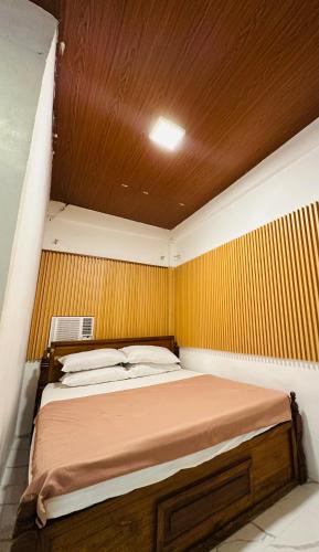 Giường trong phòng chung tại LALEAH Transient House