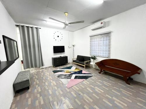 TV a/nebo společenská místnost v ubytování Home Stay Tok Ayah