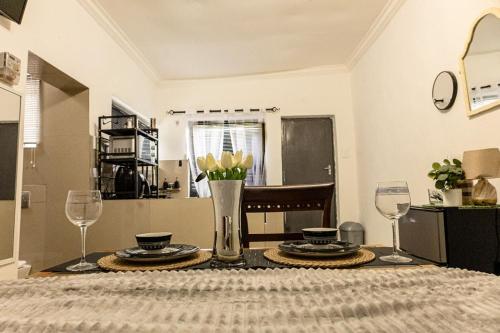 比勒陀利亚Thorne's crip的餐桌上放着一瓶鲜花