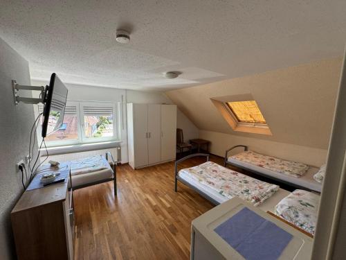 ein kleines Zimmer mit zwei Betten und einem Schreibtisch in der Unterkunft GMA Apartment H26 in Mahlberg