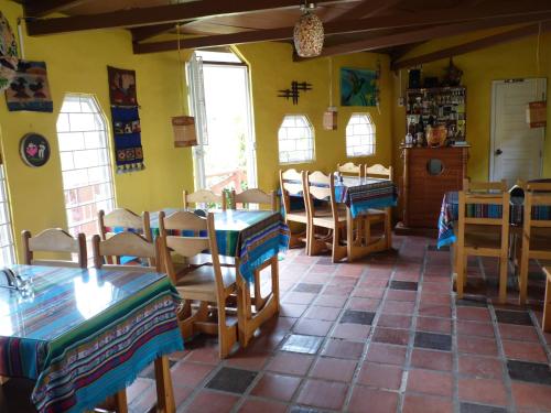 A restaurant or other place to eat at La Casa Amarilla