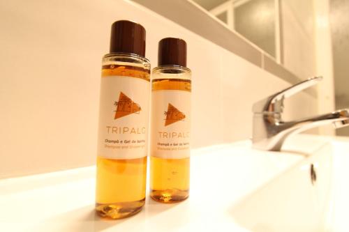 due bottiglie di olio sedute su un lavandino del bagno di Sentinela Place a Azinhal